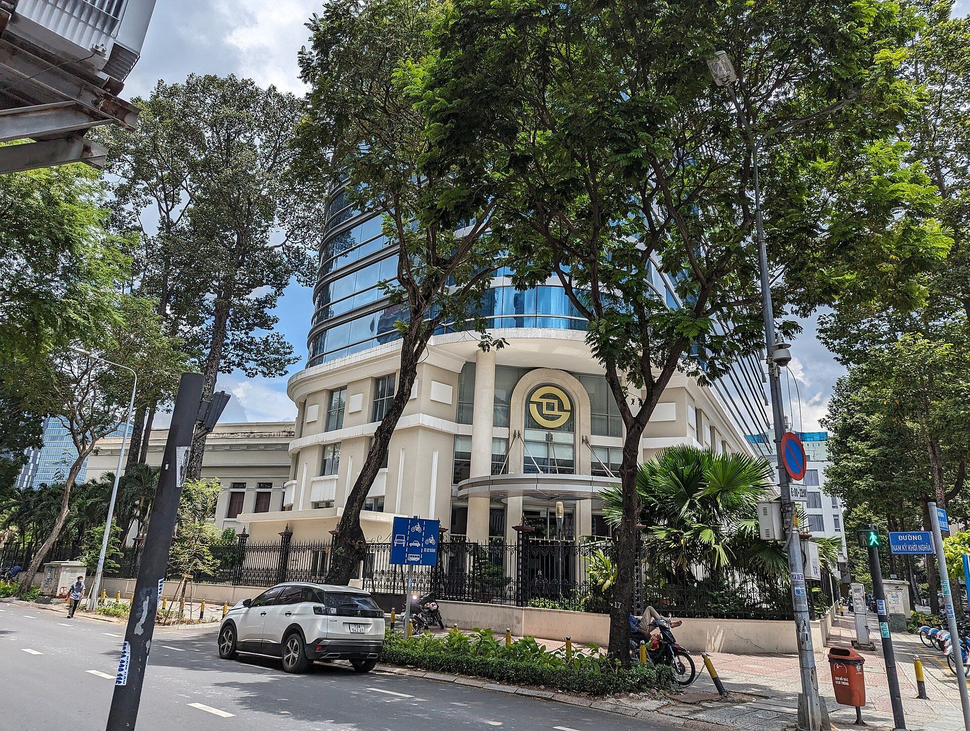 Nhà và cao ốc trên đường phố Quận 1, TP. Hồ Chí Minh
