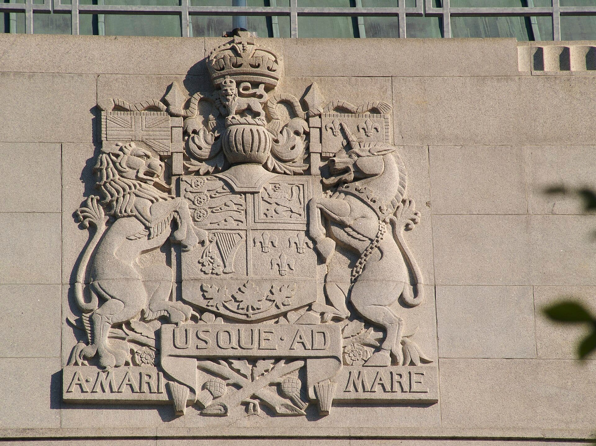 Phù điêu quốc huy Canada trên toà nhà Ngân hàng Trung ương Canada, Ottawa